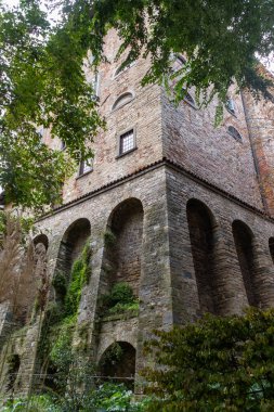 Turistlerin uğrak yeri, Bergamo şehrinin tarihi kısmı, dar sokakları, kiliseleri, eski evleri olan Bergamo Alta, kale duvarları, Lombardy, Kuzey İtalya tepelerinde yer alıyor.