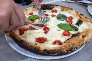 İtalyan pizzacıda fırın fırını, fırın, pizza ve pizza yemek. Kapatın.