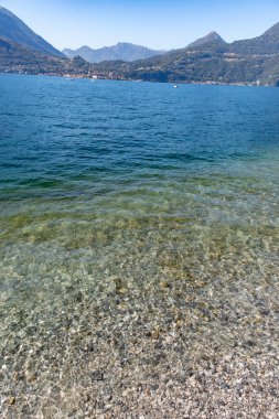 Mavi suları, dağları, güzel köyleri, parkları ve villaları olan Como Gölü manzarası. İtalya 'nın kuzeyinde, Lombardiya' da bir tatil beldesi.