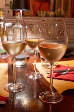 Restoranda akşam yemeği için beyaz şarap içmek, İtalya, Fransa 'da beyaz şarap içmek, Avrupa yaşam tarzı, şarap ve yiyecek eşleştirme