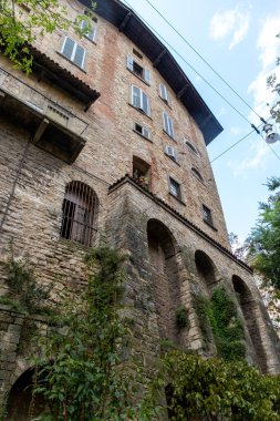 Turistlerin uğrak yeri, Bergamo şehrinin tarihi kısmı, dar sokakları, kiliseleri, eski evleri olan Bergamo Alta, kale duvarları, Lombardy, Kuzey İtalya tepelerinde yer alıyor.