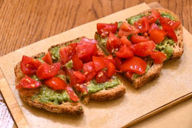 İtalyan restoranlarında başlangıç, bruschetta ekmeği zeytinyağı ve doğranmış domates ve pesto, sarımsak, yakın plan.