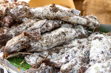 Filetto erborinato İtalyan sığır filetosu, erborinato peynirli, baharatlı, kremalı ve muhtemelen tatlı karamel aromalı Gorgonzola, İtalya 'da pazarda satılan peynir ve terroir çeşitlerinden dolayı hazırlandı.