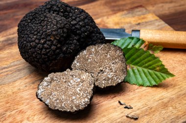 Lezzetli mantarlar, İtalya 'dan taze siyah mantar mantarı lezzetli aromalı mantar yemekleri yapmak için Fransa' da aşçılık restoranı.