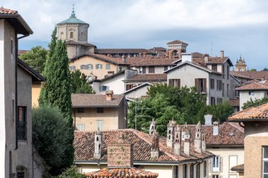 Turistlerin uğrak yeri, Bergamo şehrinin tarihi kısmı, dar sokakları, kiliseleri, eski evleri olan Bergamo Alta, kale duvarları, Lombardy, Kuzey İtalya tepelerinde yer alıyor.