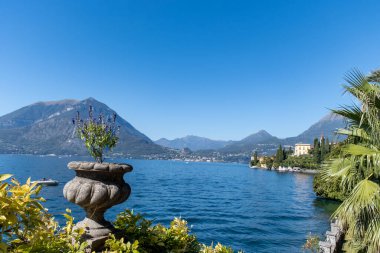Mavi suları, dağları, güzel köyleri, parkları ve villaları olan Como Gölü manzarası. İtalya 'nın kuzeyinde, Lombardiya' da bir tatil beldesi.