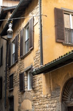 Turistlerin uğrak yeri, Bergamo şehrinin tarihi kısmı, dar sokakları, kiliseleri, eski evleri olan Bergamo Alta, kale duvarları, Lombardy, Kuzey İtalya tepelerinde yer alıyor.