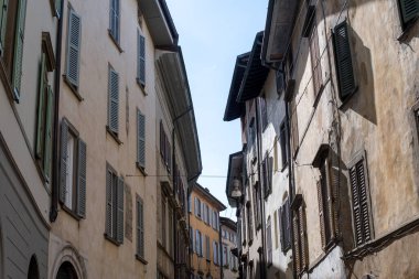 Turistlerin uğrak yeri, Bergamo şehrinin tarihi kısmı, dar sokakları, kiliseleri, eski evleri olan Bergamo Alta, kale duvarları, Lombardy, Kuzey İtalya tepelerinde yer alıyor.