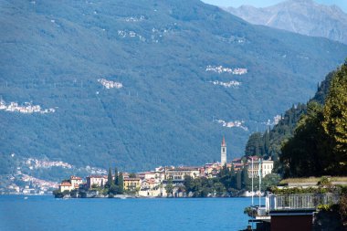 Mavi sulu Como Gölü manzarası, alp dağları, güzel köyler, İtalya 'nın kuzeyinde seyahat yeri, Lombardiya