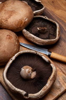 Lezzetli vejetaryen yemekleri, çiğ büyük kahverengi şampiyonlar Agaricus bisporus portobello mantarları.