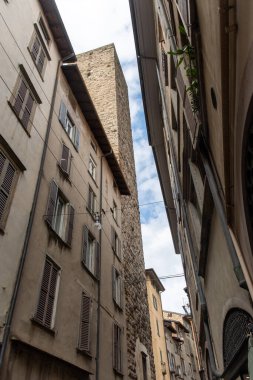 Turistlerin uğrak yeri, Bergamo şehrinin tarihi kısmı, dar sokakları, kiliseleri, eski evleri olan Bergamo Alta, kale duvarları, Lombardy, Kuzey İtalya tepelerinde yer alıyor.