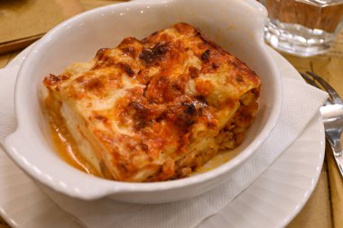 Bergamo lazanya ragu makarnasından taze yapılmış yerel makarna. İtalya 'nın kuzeyinde, Bergamo Citta Alta, Lombardy' de servis edilen yerel bir restoranda servis ediliyor. İtalyan mutfağı, İtalya 'da ilk yemek.