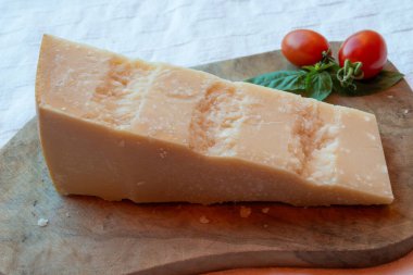 İtalyan yemeği - 36 aylık mağara. İtalyan parmesan peyniri. Parmigiano-Reggiano, İtalya 'dan.