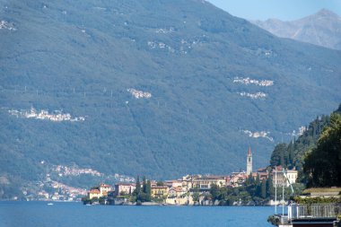 Mavi sulu Como Gölü manzarası, alp dağları, güzel köyler, İtalya 'nın kuzeyinde seyahat yeri, Lombardiya