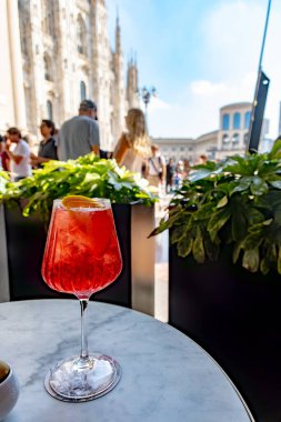 Milano 'da barlar ve içecekler, köpüklü şarap ile geleneksel italyan kokteyli Prosecco, portakal, Campari acı likörü Barda Duomo Milan, İtalya manzaralı