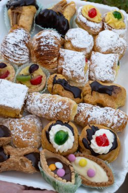 İtalyan tatlısı dolce pastası ve kremalı kekler ve Roma, İtalya 'daki zanaatkar fırında yapılan meyveler.