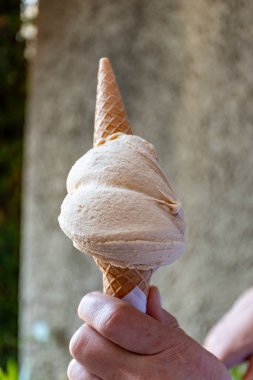 Taze İtalyan dondurması waffle külahında, lezzetli günlük sokak yemekleri Como Gölü, Varenna, İtalya, açık havada yemek.