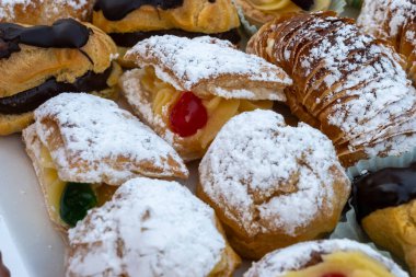 İtalyan tatlısı dolce pastası ve kremalı kekler ve Roma, İtalya 'daki zanaatkar fırında yapılan meyveler.
