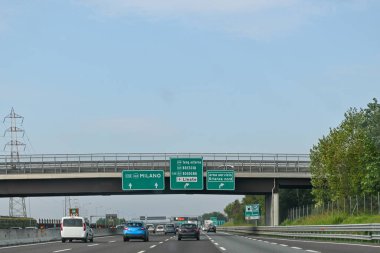 Milano yakınlarındaki otoyolda araba kullanmak, yol işaretleri, istikamet, trafik sıkışıklığı, İtalya 'nın kuzeyi, Lombardiya, yarış pisti
