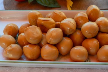 Peynir koleksiyonu, füme sarı İtalyan mini scamorza ya da inek sütünden yapılmış scamorzella peyniri.