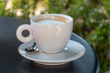 Varenna, Como Gölü, Milano, İtalya 'daki kafede servis edilen laktozsuz badem sütlü İtalyan kahvesi cappuccino içmek