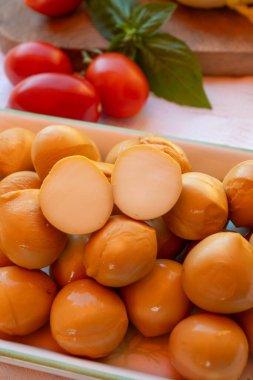 Peynir koleksiyonu, füme sarı İtalyan mini scamorza ya da inek sütünden yapılmış scamorzella peyniri.