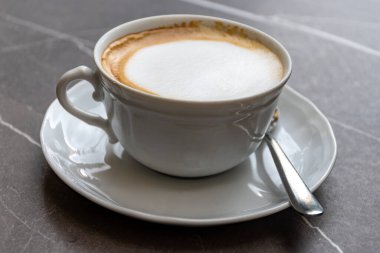 İtalya 'nın Milano şehrindeki kafede sütsüz süt ve laktozsuz İtalyan kahveli cappuccino.