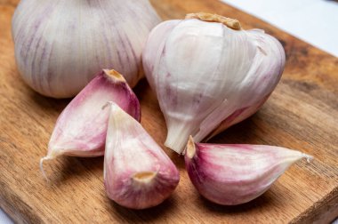 İki taze, mor ya da menekşe rengi Fransız sarımsağı yakından çek.