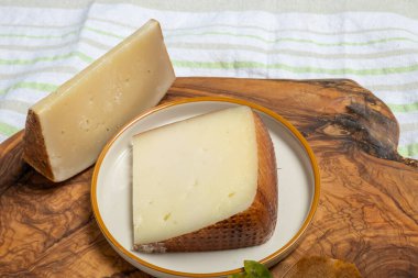 Koyun sütünden yapılmış sert İtalyan peyniri pecorino parçaları, İtalya 'da peynir tatma.