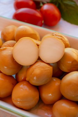 Deniz koyundaki gece manzarası, Collioure 'un eski kasabasının ışıkları ve renkli evleri, Cote Vermeille, Pyrenees-Orientales, Occitania, Fransa. Yaz hedefi