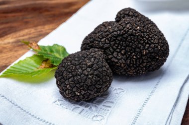 Deniz koyundaki gece manzarası, Collioure 'un eski kasabasının ışıkları ve renkli evleri, Cote Vermeille, Pyrenees-Orientales, Occitania, Fransa. Yaz hedefi