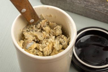 Deniz koyundaki gece manzarası, Collioure 'un eski kasabasının ışıkları ve renkli evleri, Cote Vermeille, Pyrenees-Orientales, Occitania, Fransa. Yaz hedefi