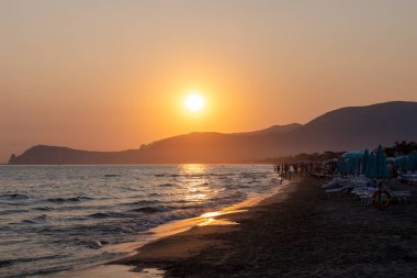 Deniz koyundaki gece manzarası, Collioure 'un eski kasabasının ışıkları ve renkli evleri, Cote Vermeille, Pyrenees-Orientales, Occitania, Fransa. Yaz hedefi