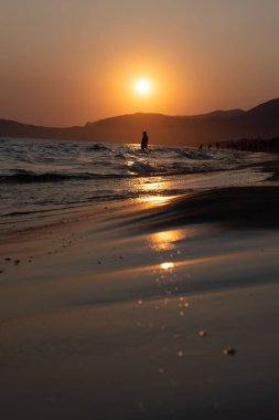 Deniz koyundaki gece manzarası, Collioure 'un eski kasabasının ışıkları ve renkli evleri, Cote Vermeille, Pyrenees-Orientales, Occitania, Fransa. Yaz hedefi