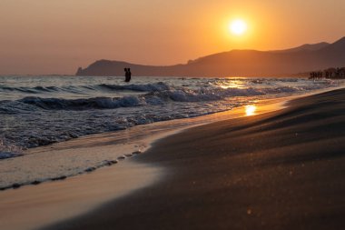 Deniz koyundaki gece manzarası, Collioure 'un eski kasabasının ışıkları ve renkli evleri, Cote Vermeille, Pyrenees-Orientales, Occitania, Fransa. Yaz hedefi