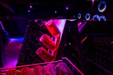 Deniz koyundaki gece manzarası, Collioure 'un eski kasabasının ışıkları ve renkli evleri, Cote Vermeille, Pyrenees-Orientales, Occitania, Fransa. Yaz hedefi