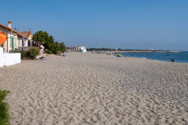 Deniz koyundaki gece manzarası, Collioure 'un eski kasabasının ışıkları ve renkli evleri, Cote Vermeille, Pyrenees-Orientales, Occitania, Fransa. Yaz hedefi