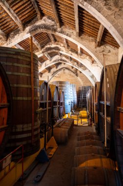 Deniz koyundaki gece manzarası, Collioure 'un eski kasabasının ışıkları ve renkli evleri, Cote Vermeille, Pyrenees-Orientales, Occitania, Fransa. Yaz hedefi