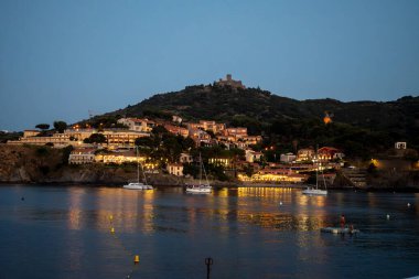 Deniz koyundaki gece manzarası, Collioure 'un eski kasabasının ışıkları ve renkli evleri, Cote Vermeille, Pyrenees-Orientales, Occitania, Fransa. Yaz hedefi