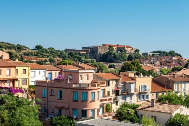 Renkli Collioure manzarası, dar sokaklar ve sarı, pembe, turuncu evler, yazlık tatil beldeleri tarihi buding ve plajlar, Pirenes-Orientales, Fransa yazın