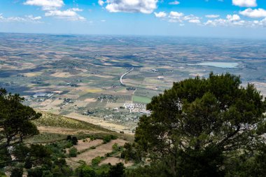 Erice 'nin yükseklerinden manzaralı kıyı yollarına, Trapanis tuz tavaları ve zeytin koruluklarına, Trapany ve Akdeniz' in panoramik manzarasına, İtalya 'da gidilecek yere