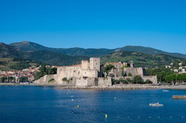 Renkli Collioure manzarası, dar sokaklar ve sarı, pembe, turuncu evler, yazlık tatil beldeleri tarihi buding ve plajlar, Pirenes-Orientales, Fransa yazın