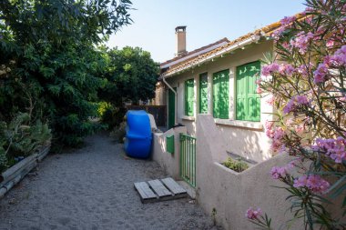 Le Racou hamleti Argeles-sur-Mer 'deki küçük yazlık evler, ya da Katalan' daki kuytu köşeler, Akdeniz kıyısındaki tipik yerler, kumlu yollar, Fransa 'nın Collioure kenti yakınlarındaki turistler.