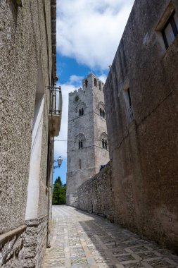 Erice, ortaçağ tepe kasabası kaldırımlı yollar, taş evler, antik kaleler, sisli manzaralar, bahçeler, sükunet, zamansız atmosfer, Sicilya tatil beldesi, Güney İtalya