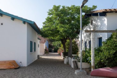 Le Racou hamleti Argeles-sur-Mer 'deki küçük yazlık evler, ya da Katalan' daki kuytu köşeler, Akdeniz kıyısındaki tipik yerler, kumlu yollar, Fransa 'nın Collioure kenti yakınlarındaki turistler.