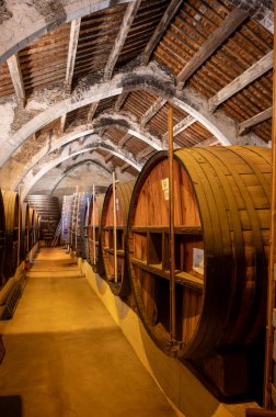 Ziyaret mağaraları, Fransa 'nın Roussillon kentindeki Katalan Pireneleri' nin yamaçlarından toplanan eski sarmaşıklardan toplanan kırmızı tatlı büyük cru şarabının yaşlandırılması için eski meşe fıçıları.