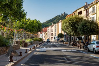 Renkli Collioure manzarası, dar sokaklar ve sarı, pembe, turuncu evler, yazlık tatil beldeleri tarihi buding ve plajlar, Pirenes-Orientales, Fransa yazın