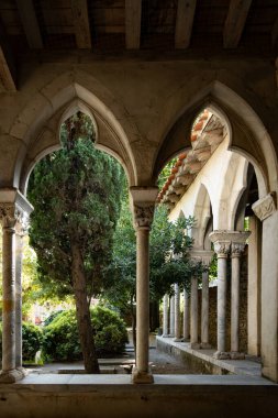 Collioure 'daki eski manastır bahçesi, dar sokaklar ve sarı, pembe, turuncu evler, yazlık tatil beldeleri tarihi buding ve plajlar, Pirenes-Orientales, Fransa yazın