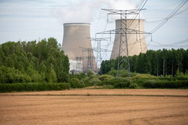 NPP 'nin soğutma kuleleri, nükleer santral termik santrali ısı kaynağının nükleer reaktör, Fransa, Avrupa, ucuz enerji kaynağı, Belleville-sur-Loire