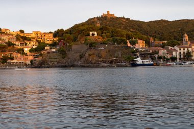 Sahilleri, renkli evleri, şatosu, Collioure kilisesi, Cote Vermeille, Pyrenees-Orientales, Occitania, Fransa 'da güneş batıyor. Yaz tatili.